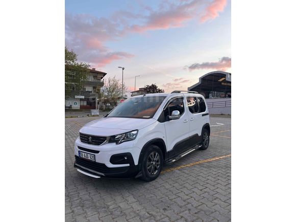 Sahibinden Peugeot Rifter 1.5 BlueHDI Allure 2022 Model  hatasız boyasız tramersiz
