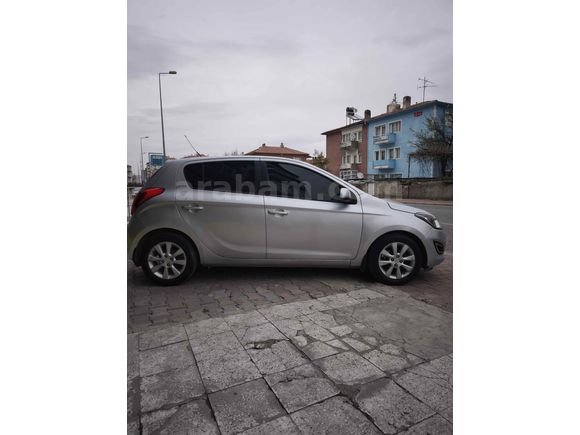 Sahibinden Hyundai i20 1.2 D-CVVT Sense 2012 Model  217.210 km Gri (Gümüş)