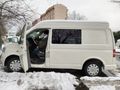 Yüksek tavan T5 Transporter kamp aracı.
