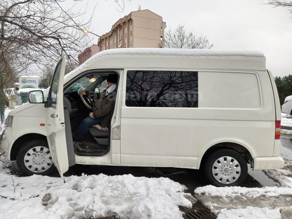 Yüksek tavan T5 Transporter kamp aracı.