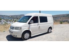 Yüksek tavan T5 Transporter kamp aracı.