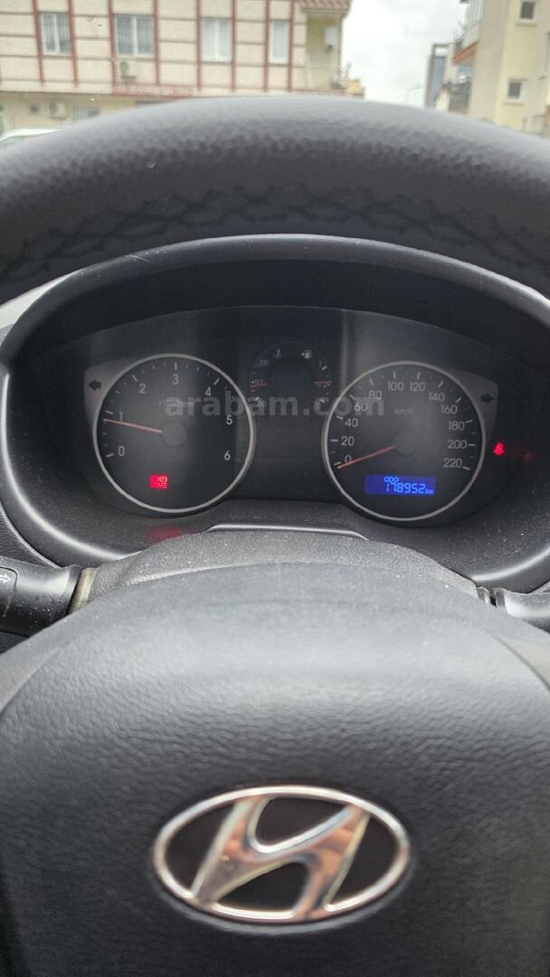 Sahibinden Hyundai i20 1.4 CRDi Team 2012 Model Antalya 180.000 km Beyaz 3