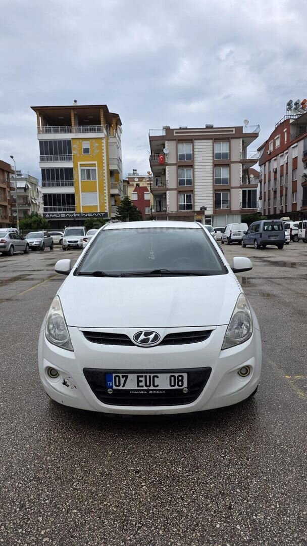 Sahibinden Hyundai i20 1.4 CRDi Team 2012 Model Antalya 180.000 km Beyaz 4