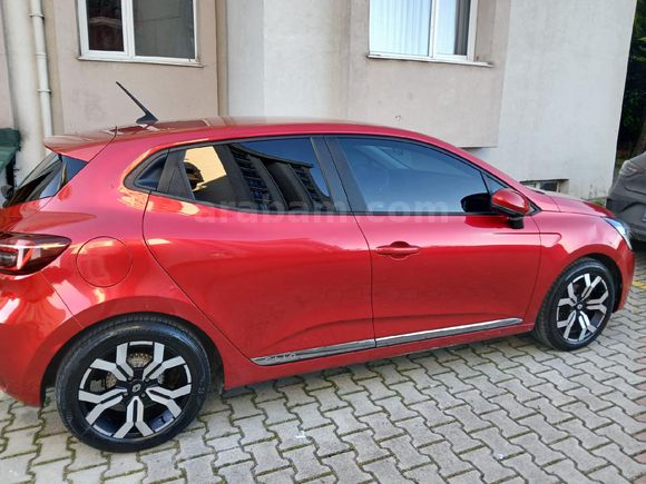 Öğretmenden Renault Clio 1.0 TCe Touch 2022 trafige çıkışlı
