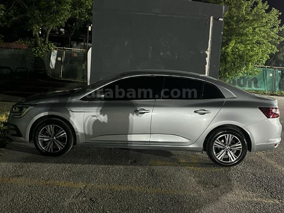 Memurdan Sahibinden Renault Megane 1.3 TCe Touch 2023 Model İzmir 70.000 km Gri (titanyum)