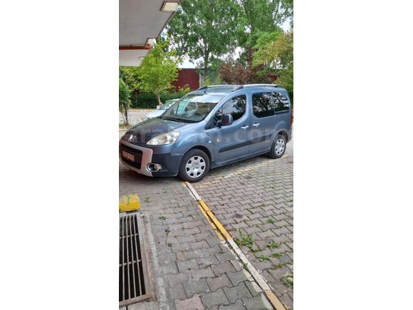 Sahibinden Peugeot Partner 1.6 HDI Outdoor 2011 Model  400.000 km Gri