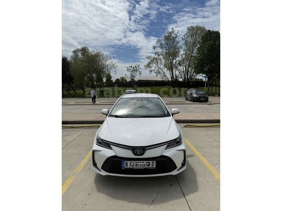 Sahibinden Toyota Corolla 1.8 Hybrid Dream 2022 Model  61.000 km Beyaz