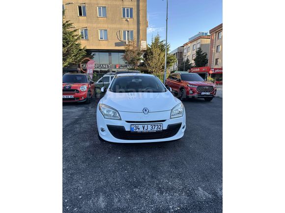 SAHİBİNDEN SIFIR AYARINDA  99  BİN KM’DE  HATASIZ BOYASIZ 2011 MEGANE 