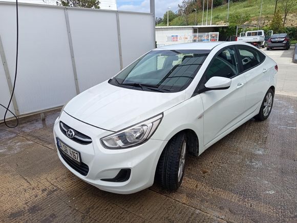 Kusursuz temizlikte Hyundai Accent Blue 1.4 D-CVVT Mode Plus 2017 Model Edirne