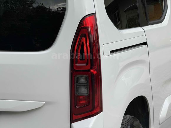 MESTOĞLU / 2023 OPEL COMBO 1.5D ULTİMATE CAM TAVAN HATASIZ BOYASIZ SADECE 60.000 KM