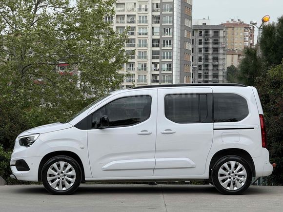 MESTOĞLU / 2023 OPEL COMBO 1.5D ULTİMATE CAM TAVAN HATASIZ BOYASIZ SADECE 60.000 KM