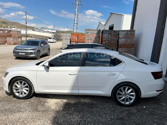 Sahibinden Skoda SuperB 1.6 TDI Style 2018 Model  214.000 km Beyaz