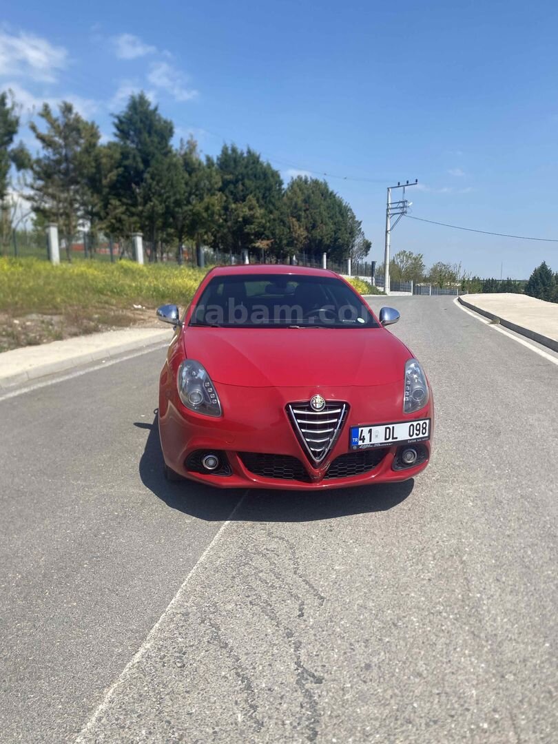 Sahibinden Alfa Romeo Giulietta 1.4 TB MultiAir Distinctive 2015 Model Kocaeli 159.000 km Kırmızı 4