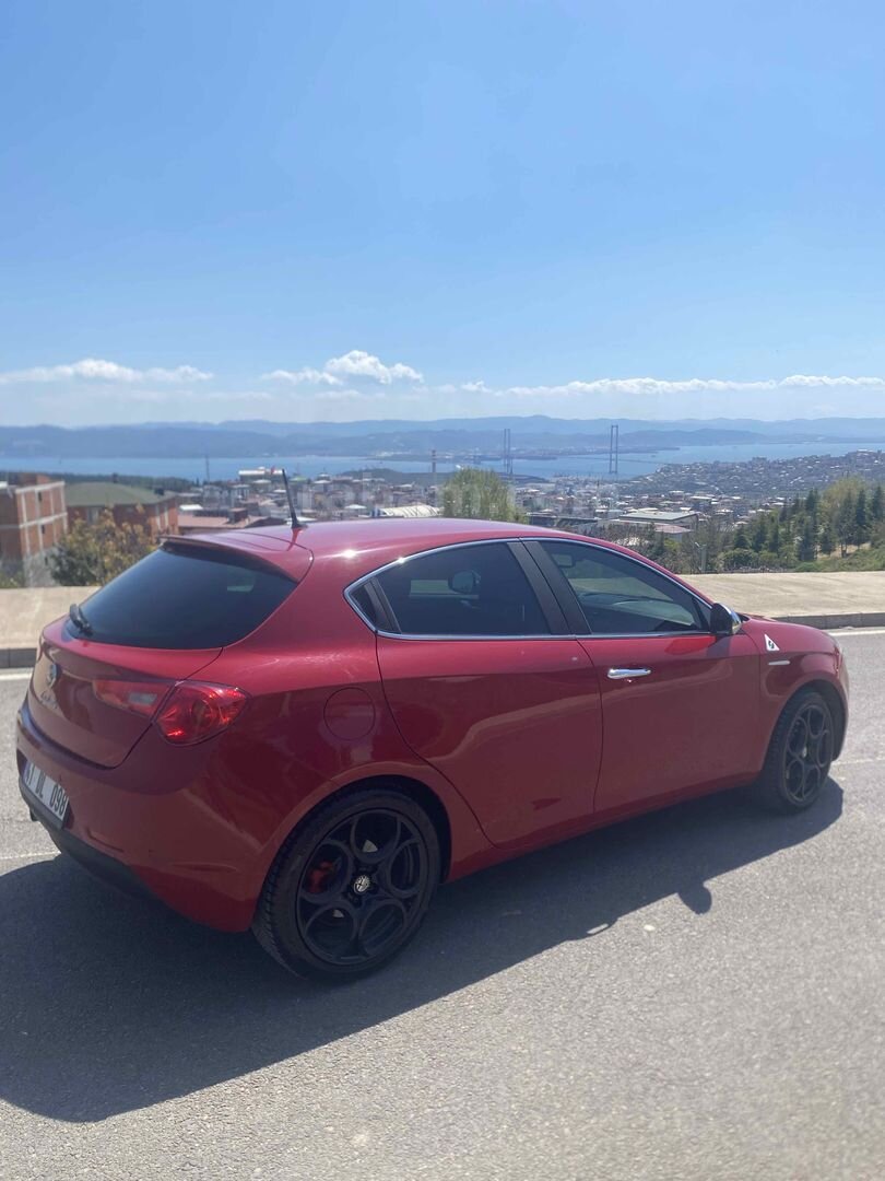 Sahibinden Alfa Romeo Giulietta 1.4 TB MultiAir Distinctive 2015 Model Kocaeli 159.000 km Kırmızı 5