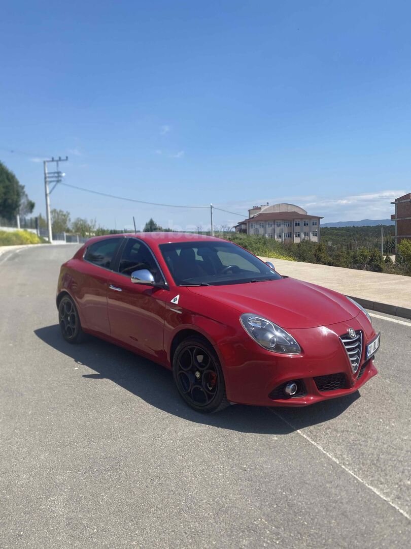 Sahibinden Alfa Romeo Giulietta 1.4 TB MultiAir Distinctive 2015 Model Kocaeli 159.000 km Kırmızı 3