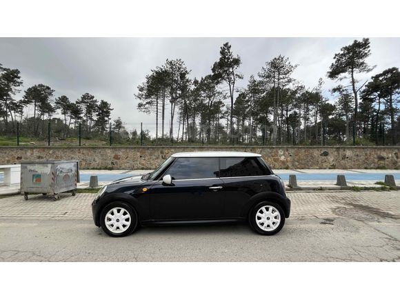 MİNİ ONE 242.000 siyah beyaz 