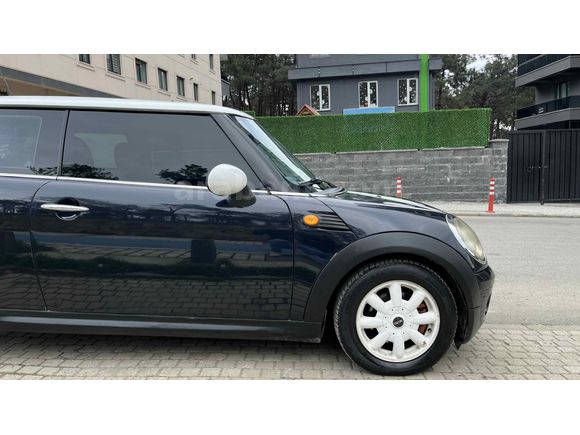 MİNİ ONE 242.000 siyah beyaz 