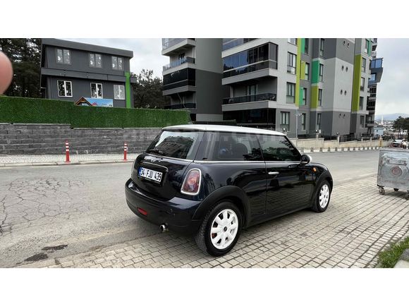 MİNİ ONE 242.000 siyah beyaz 