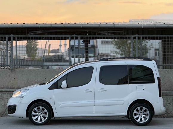 CAM TAVAN UYGUN RAKAM Peugeot Partner 1.6 HDI Zenith 2017 Model Ankara