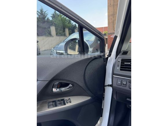 Sahibinden Toyota Avensis 1.6 Elegant Extra  kış lastikleriyle birlikte