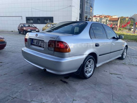 Galeriden Honda Civic 1.6 i ES 2000 Model Uşak