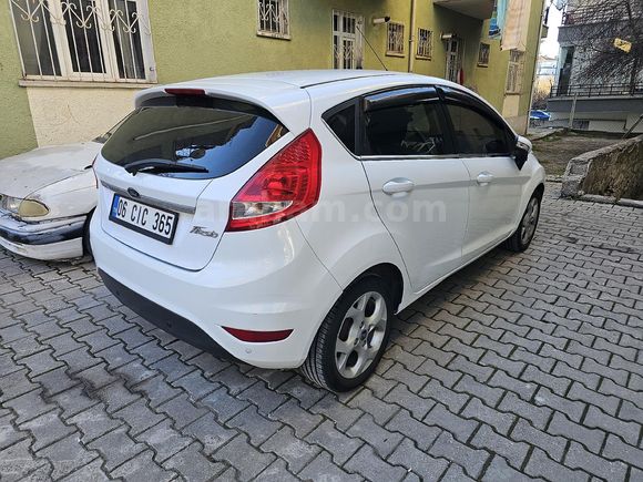 Acil fiyat düştü  1.4 TDCi Titanium 2011 Model