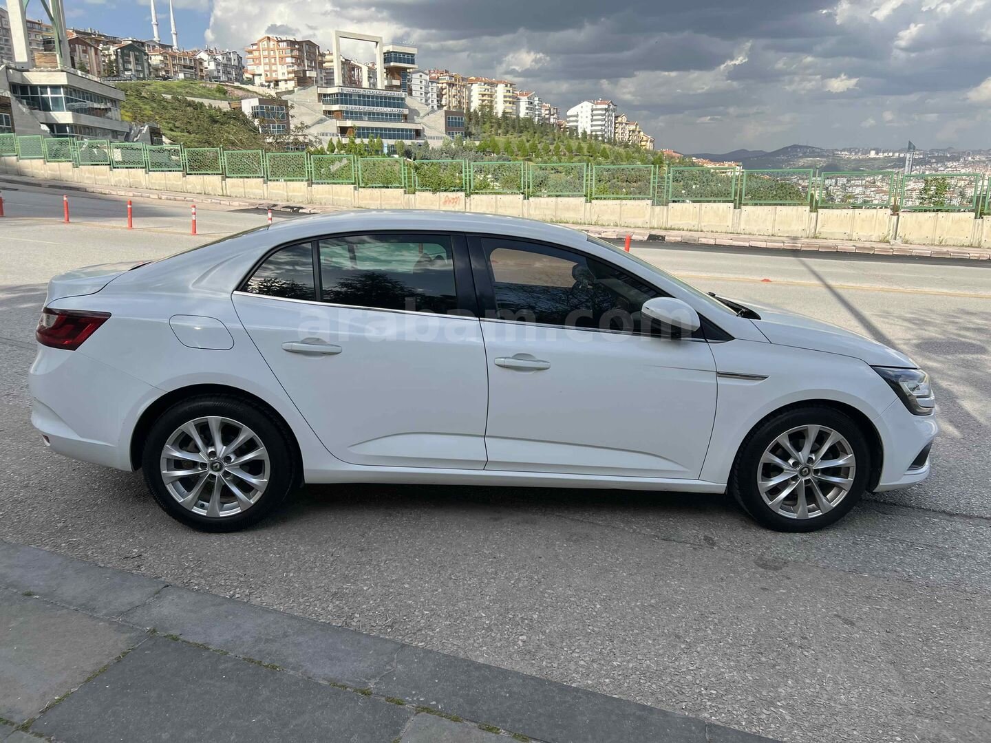 Galeriden Renault Megane 1.5 dCi Icon 2019 Model Ankara 227.000 km Beyaz 5