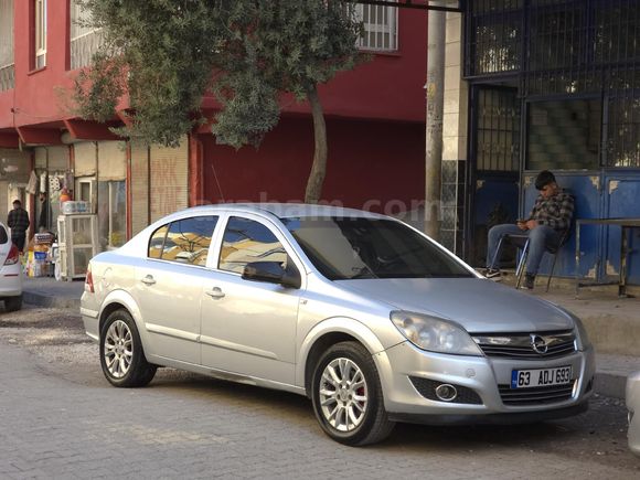 TEK PARÇA BOYALI, DEĞİŞENSİZ. OTOMATİK OPEL ASTRA. TAKASA AÇIKTIR.