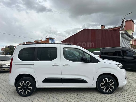 CAM TAVAN HATASIZ FUL+FUL  Opel Combo 1.5 CDTI Ultimate 2024 Model Van