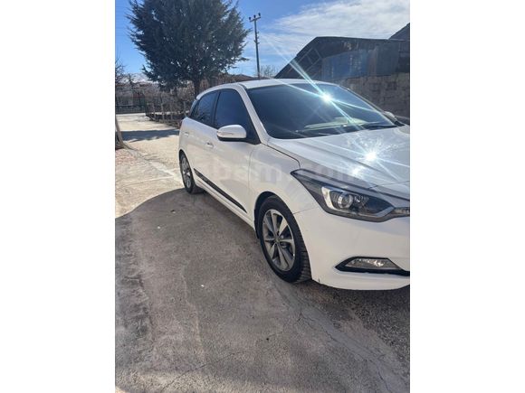 Sahibinden Hyundai i20 1.2 MPI Elite 2015 Model  düşük km Beyaz