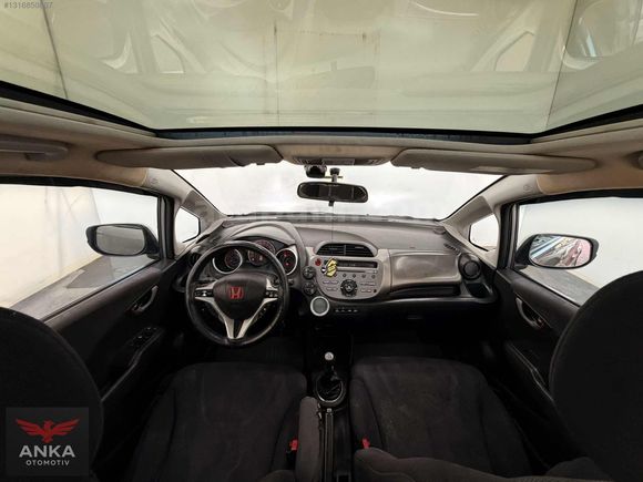 2011 MODEL FULL + FULL CAM TAVANLI HONDA JAZZ AĞIR HASARLI