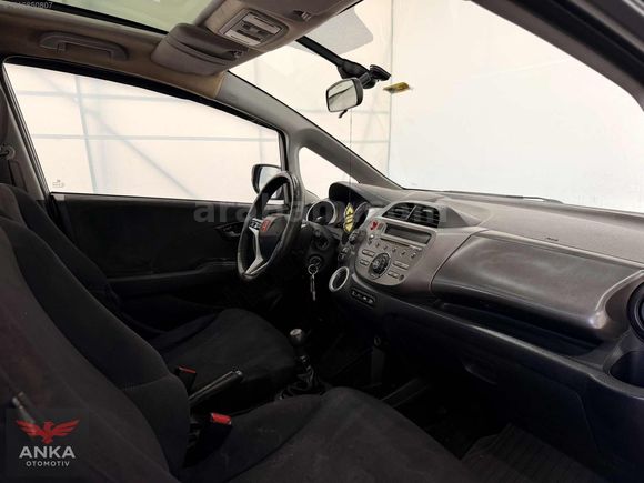 2011 MODEL FULL + FULL CAM TAVANLI HONDA JAZZ AĞIR HASARLI