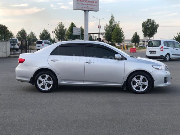 Sahibinden Toyota Corolla 1.4 D-4D Elegant 2011 Model -Servis Bakımlı- Boya Değişen Sadece Yanlarda, Kaput, Tavan ,Bagaj Orjinal