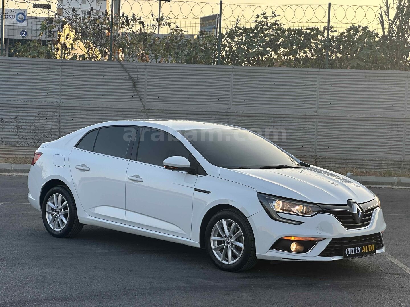 Galeriden Renault Megane 1.5 Blue DCI Touch 2020 Model Mersin 125.000 km Beyaz 4