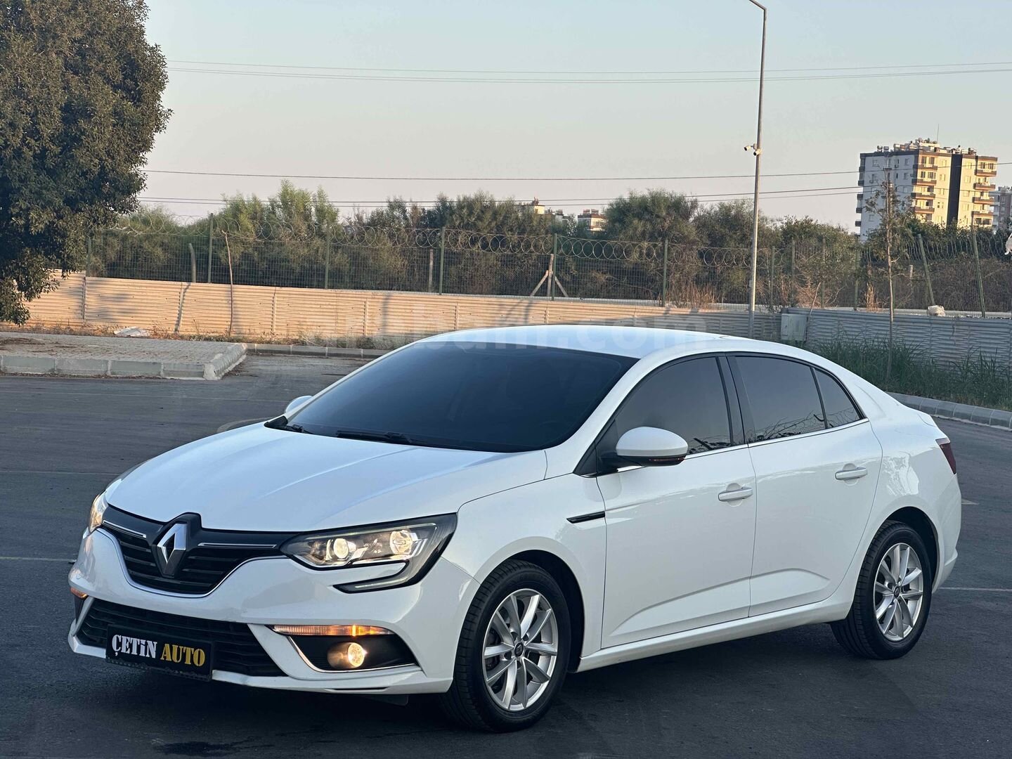 Galeriden Renault Megane 1.5 Blue DCI Touch 2020 Model Mersin 125.000 km Beyaz 3