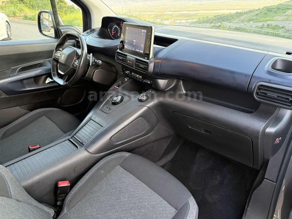 2022 MODEL PEUGEOT RİFTER 1.5 BLUEHDI ALLURE CAM TAVANLI BOYASIZ