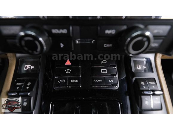 AUTO 25 DEN PORSCHE CAYENNE