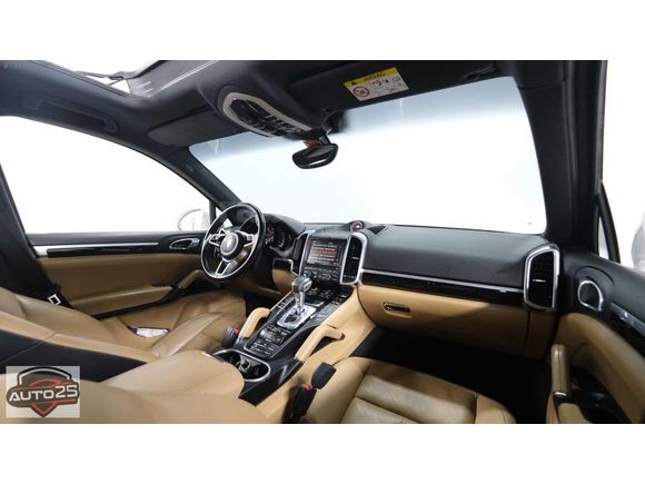 AUTO 25 DEN PORSCHE CAYENNE