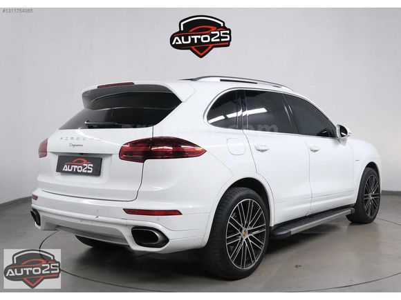 AUTO 25 DEN PORSCHE CAYENNE