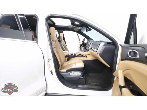 AUTO 25 DEN PORSCHE CAYENNE