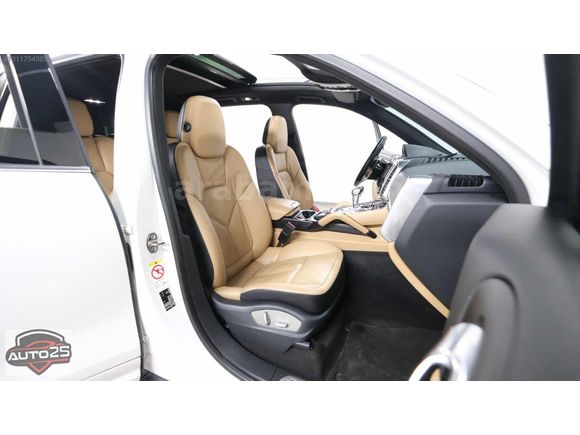 AUTO 25 DEN PORSCHE CAYENNE