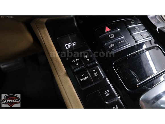 AUTO 25 DEN PORSCHE CAYENNE