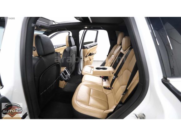 AUTO 25 DEN PORSCHE CAYENNE