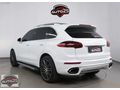 AUTO 25 DEN PORSCHE CAYENNE