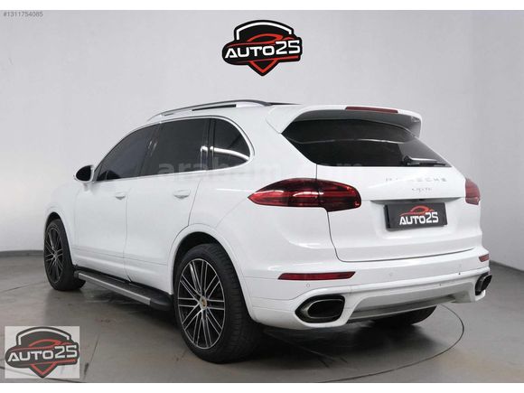 AUTO 25 DEN PORSCHE CAYENNE