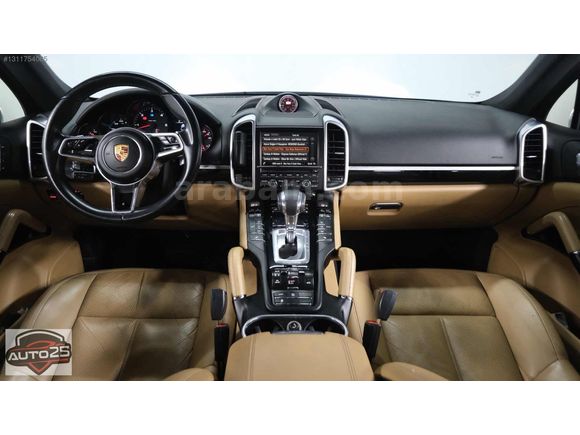 AUTO 25 DEN PORSCHE CAYENNE