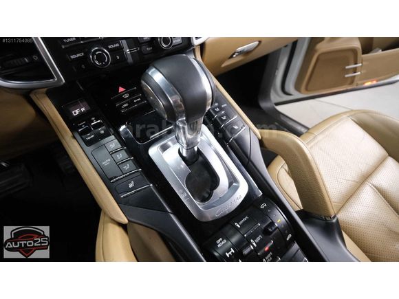 AUTO 25 DEN PORSCHE CAYENNE