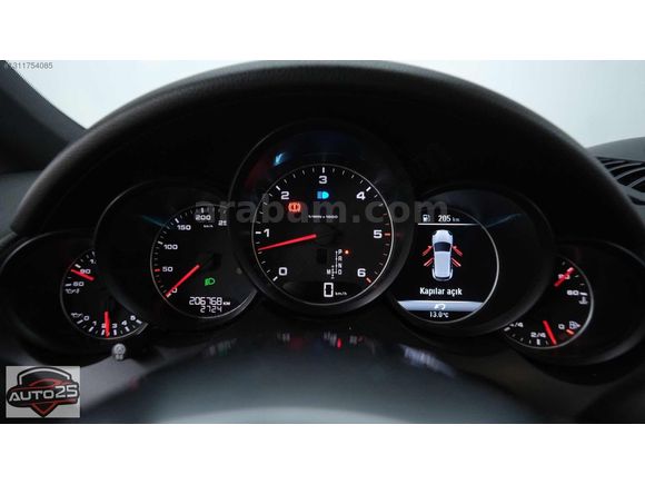 AUTO 25 DEN PORSCHE CAYENNE