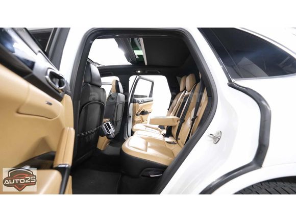 AUTO 25 DEN PORSCHE CAYENNE