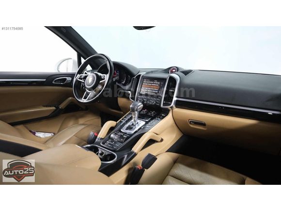 AUTO 25 DEN PORSCHE CAYENNE